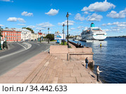 St. Petersburg, Russia-circa Sep, 2012: The Lieutenant Schmidt Embankment with cruise ferry pier is on the Neva river. It is located in the centre of city. Редакционное фото, фотограф Кекяляйнен Андрей / Фотобанк Лори