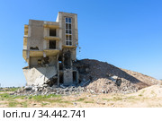 Снос незаконно построенного дома в прибрежной полосе. Стоковое фото, фотограф Иванов Алексей / Фотобанк Лори