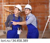 Senior worker criticizing builder. Стоковое фото, фотограф Яков Филимонов / Фотобанк Лори