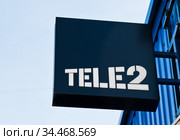 Вывеска Tele2 крупным планом. Москва (2020 год). Редакционное фото, фотограф E. O. / Фотобанк Лори