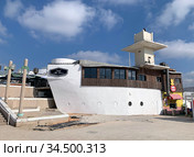 Кафе, стилизованное как корабль, на набережной в Ашкелоне (2020 год). Редакционное фото, фотограф Irina Opachevsky / Фотобанк Лори
