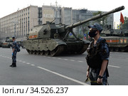 Российская 152-мм самоходная гаубица бригадного звена "Коалиция-СВ" на Тверской улице Москвы во время ночной репетиции парада, посвящённого 75-летию Победы в Великой Отечественной войне (2020 год). Редакционное фото, фотограф Free Wind / Фотобанк Лори