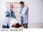 Police coroner examining dead body corpse in morgue. Стоковое фото, фотограф Elnur / Фотобанк Лори