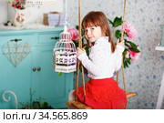 Portrait of a cute little girl in the interior with Shabby Chic decor. Стоковое фото, фотограф Nataliia Zhekova / Фотобанк Лори