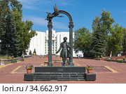 Саранск. Памятник Пушкину ("Пушкин и муза") на Фонтанном спуске (2018 год). Редакционное фото, фотограф Михаил Марковский / Фотобанк Лори