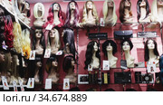 Various natural hair wigs for sale on mannequins on shelves of specialized store (2020 год). Редакционное видео, видеограф Яков Филимонов / Фотобанк Лори