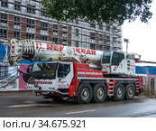Кран Liebherr  LTM 1200-5.1 у новостройки "Сердце столицы" (2020 год). Редакционное фото, фотограф Сайганов Александр / Фотобанк Лори