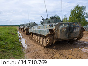 Колонна БМП-2 у выхода на полигон. Фрагмент военного международного форума "Армия-2020" Редакционное фото, фотограф Виктор Карасев / Фотобанк Лори