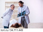 Police coroner examining dead body corpse in morgue. Стоковое фото, фотограф Elnur / Фотобанк Лори
