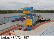 Паромная переправа через Оку в селе Дединово московской области (2020 год). Редакционное фото, фотограф Дмитрий Неумоин / Фотобанк Лори