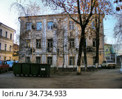Бывший доходный дом купца Я. В. Варгина, построенный в 1-й половине XIX в. (в основе палаты XVIII в.). Перестроен в 1873 г.. Пятницкая улица, 16, строение 3. Район Замоскворечье. Город Москва (2009 год). Редакционное фото, фотограф lana1501 / Фотобанк Лори