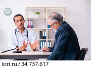 Male doctor in courthouse meeting with lawyer. Стоковое фото, фотограф Elnur / Фотобанк Лори