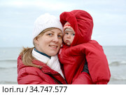 Семейный портрет молодой женщины с грудным ребенком на руках. Стоковое фото, фотограф Ирина Борсученко / Фотобанк Лори
