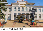 Международный аэропорт Краснодар имени Екатерины II (Пашковский). Памятник советским летчицам времен Великой Отечественной войны и лично командиру 46-го гвардейского Таманского женского авиаполка Евдокии Давыдовне Бершанской (2020 год). Редакционное фото, фотограф Владимир Сергеев / Фотобанк Лори