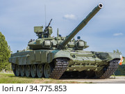 Российский танк Т-90А "Владимир" крупным планом солнечным днем. Алабино (2020 год). Редакционное фото, фотограф Виктор Карасев / Фотобанк Лори