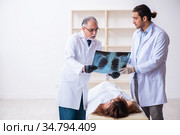 Police coroner examining dead body corpse in morgue. Стоковое фото, фотограф Elnur / Фотобанк Лори