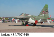 Российский бронированный дозвуковой военный самолёт-штурмовик Су-25СМ3 "Суперграч" Frogfoot на Международном авиасалоне МАКС-2019 в Жуковском, Россия, вид сзади-слева. Редакционное фото, фотограф Малышев Андрей / Фотобанк Лори