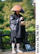 Buddhist monk chanting sutras and collecting donations in the Kyoto street. Japan (2007 год). Редакционное фото, фотограф Сергей Пристяжнюк (Serg Zastavkin) / Фотобанк Лори