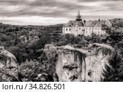 View of the rocks on the background of medieval castle in Bohemian Paradise (Czech: Cesky Raj) in Bohemia region in Czech Republic (2016 год). Стоковое фото, фотограф Сергей Фролов / Фотобанк Лори