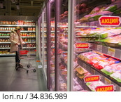 Мясной отдел супермаркета Billa в день открытия (2018 год). Редакционное фото, фотограф Сайганов Александр / Фотобанк Лори