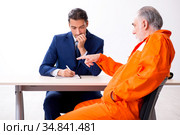 Old captive meeting with advocate in pre-trial detention. Стоковое фото, фотограф Elnur / Фотобанк Лори