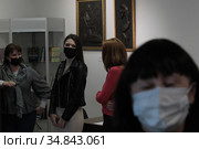 Люди в масках на открытии выставки в Балашихе (2020 год). Редакционное фото, фотограф Дмитрий Неумоин / Фотобанк Лори