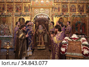 Люди на литургии в храме Воскресения словущего села Колычево Домодедовского района (2020 год). Редакционное фото, фотограф Дмитрий Неумоин / Фотобанк Лори
