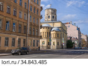 Церковь Благовещения Пресвятой Богородицы в городском пейзаже летним днем. Санкт-Петербург (2020 год). Редакционное фото, фотограф Виктор Карасев / Фотобанк Лори