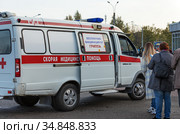 Бесплатная вакцинация от гриппа. Машина скорой медицинской помощи в городе. Мобильный пункт. Санкт-Петербург, Россия (2020 год). Редакционное фото, фотограф Grigory_Gez / Фотобанк Лори