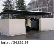 Огороженное сооружение с мусорными контейнерами во дворе жилых домов в Бродниковом переулке. Район Якиманка. Город Москва (2009 год). Редакционное фото, фотограф lana1501 / Фотобанк Лори