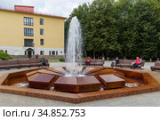 Корус "Рахманинов", Муравьевский фонтан. Курортный парк. Старая Русса, Новгородская область (2020 год). Редакционное фото, фотограф Александр Щепин / Фотобанк Лори