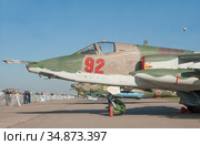 Российский и советский бронированный дозвуковой военный самолёт-штурмовик Су-25СМ3 "Суперграч" Frogfoot на Международном авиасалоне МАКС-2019 в Жуковском, Россия, вид на носовую часть слева. Редакционное фото, фотограф Малышев Андрей / Фотобанк Лори