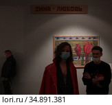 Люди на открытии выставки наивного художника Павла Леонова в ММОМА (2020 год). Редакционное фото, фотограф Дмитрий Неумоин / Фотобанк Лори