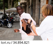 Street thief trying to steal handbag of woman. Стоковое фото, фотограф Яков Филимонов / Фотобанк Лори
