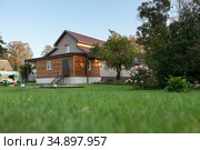 Low country house with backyard, green lawn, nobody. Стоковое фото, фотограф Кекяляйнен Андрей / Фотобанк Лори