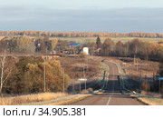 Село Верхнее Маслово, дорога осенью (2020 год). Редакционное фото, фотограф Дмитрий Неумоин / Фотобанк Лори