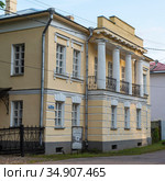 Особняк начала XIX века. Музей романа "Братья Карамазовы". Старая Русса, Новгородская область (2020 год). Редакционное фото, фотограф Александр Щепин / Фотобанк Лори