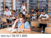 Students reading books in library. Стоковое фото, фотограф Яков Филимонов / Фотобанк Лори
