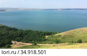 Вид на озеро Асликуль - самое крупное озеро в республике Башкортостан. Стоковое видео, видеограф Кекяляйнен Андрей / Фотобанк Лори