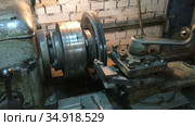 Working lathe machine, cutting new surface of car brake disc and forming symmetrical profile. Стоковое видео, видеограф Кекяляйнен Андрей / Фотобанк Лори