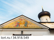 "Благовещение". Фреска на фронтоне придела Георгиевской церкви. Старая Русса, Новгородская область (2020 год). Стоковое фото, фотограф Александр Щепин / Фотобанк Лори