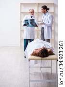 Police coroner examining dead body corpse in morgue. Стоковое фото, фотограф Elnur / Фотобанк Лори