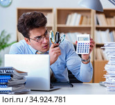 Mad auditor looking for errors in the report. Стоковое фото, фотограф Elnur / Фотобанк Лори