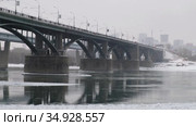 Video of the frozen Ob River with road and subway bridges in winter in Novosibirsk. Стоковое видео, видеограф Сергей Пристяжнюк (Serg Zastavkin) / Фотобанк Лори