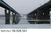 Video of the frozen Ob River with road and subway bridges in winter in Novosibirsk. Стоковое видео, видеограф Сергей Пристяжнюк (Serg Zastavkin) / Фотобанк Лори