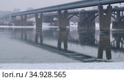Video of the frozen Ob River with road and subway bridges in winter in Novosibirsk. Стоковое видео, видеограф Сергей Пристяжнюк (Serg Zastavkin) / Фотобанк Лори