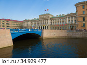 Вид на Синий мост и Мариинский дворец июньским днем. Санкт-Петербург (2020 год). Редакционное фото, фотограф Виктор Карасев / Фотобанк Лори