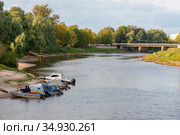 Река Полисть. Живой мост. Старая Русса, Новгородская область (2020 год). Редакционное фото, фотограф Александр Щепин / Фотобанк Лори