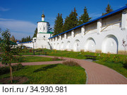 Солотчинский Рождества Богородицы женский монастырь. Надвратная церковь Иоанна Предтечи. Рязань, Солотча (2020 год). Редакционное фото, фотограф Natalia Sidorova / Фотобанк Лори
