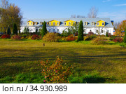 Солотчинский Рождества Богородицы женский монастырь, келейный корпус. Рязань, Солотча (2020 год). Стоковое фото, фотограф Natalia Sidorova / Фотобанк Лори